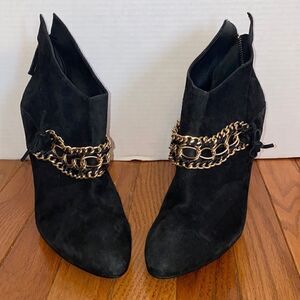 Size 9.5 B .Makowsky Leather upper and sole botties.